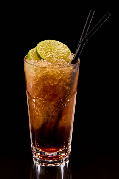 Exotischer Cocktail mit Limette — Stockfoto