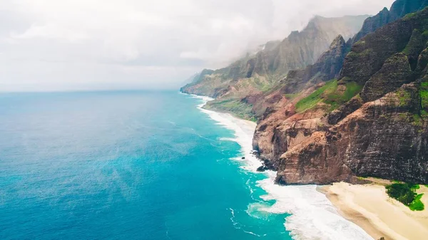 ハワイ カウアイ島の海岸の空中写真 — ストック写真