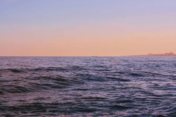 Hermosa toma de las olas del mar durante un día soleado en la playa —  Fotos de Stock