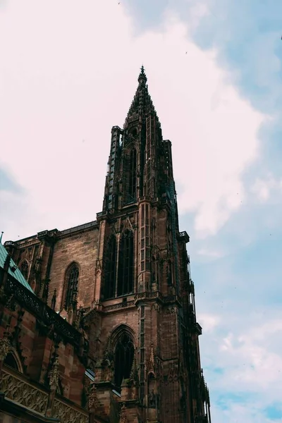 Нижній кут знімок Страсбурзького собору або Собору Богоматері Страсбурзької. — стокове фото