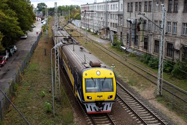 Tiro de um trem amarelo em um trilho — Fotografia de Stock