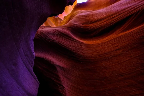 Foto ad angolo basso dell'Antelope Canyon in Arizona — Foto Stock