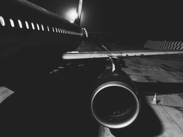 Een close-up zwart-wit schot van een vliegtuigmotor — Stockfoto