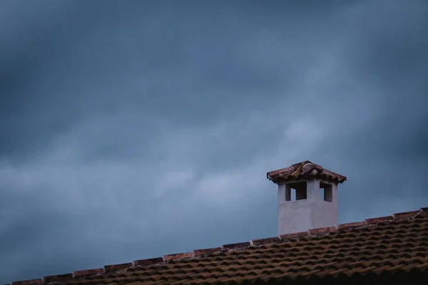 Hermosa foto de una chimenea blanca y marrón en el techo marrón — Foto de Stock