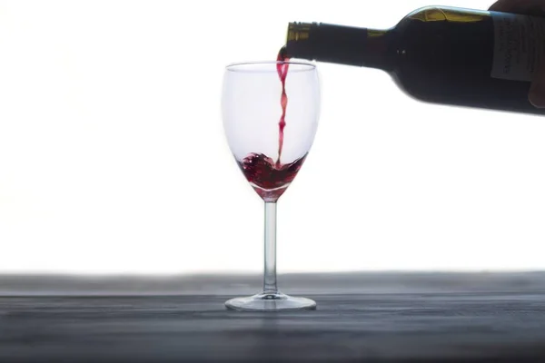 Wlewanie czerwonego wina do szklanki — Zdjęcie stockowe