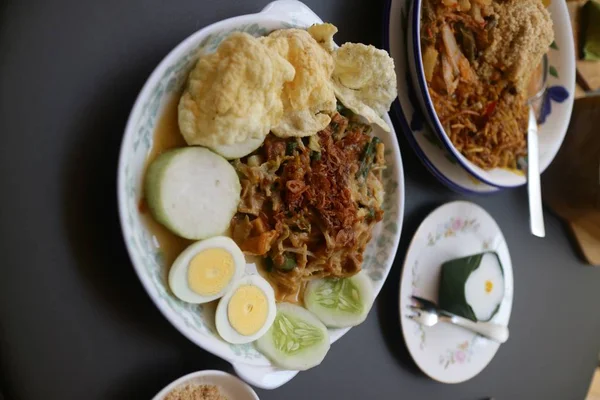 Close-up van traditionele Midden-Oosterse gerechten in een witte plaat geserveerd met eieren en komkommer — Stockfoto
