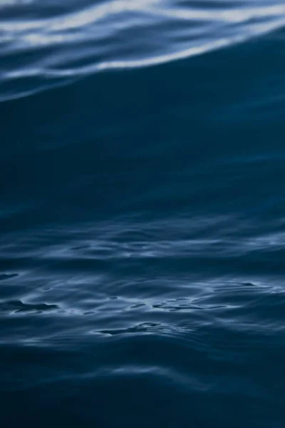 Belo close-up vertical tiro de texturas surpreendentes de ondas de água no oceano — Fotografia de Stock