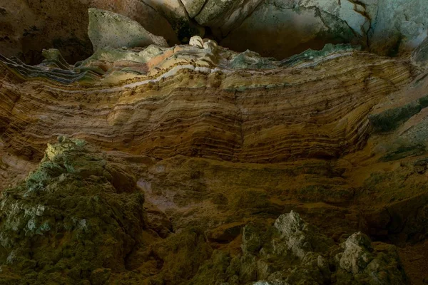 Meraviglia della speleologia - strati rocciosi sedimentari e stratificazione Fotografia Stock