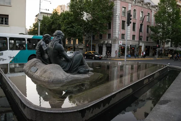 Una fontana nel centro della città di Santiago, Cile — Foto Stock