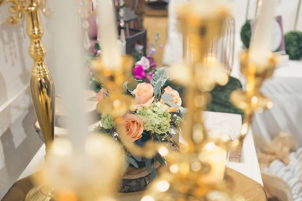 Beautiful shot of a flower bouquet with colorful roses on a luxurious table — Stock Photo, Image