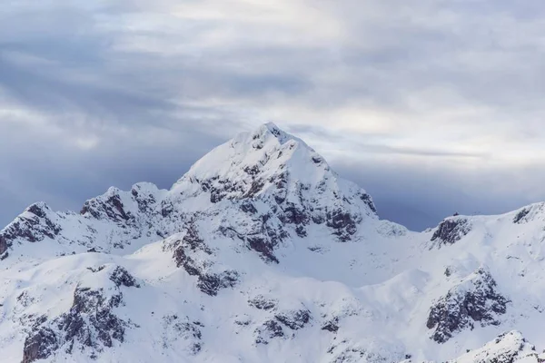 구름이 덮인 아름다운 눈덮인 산들 — 스톡 사진