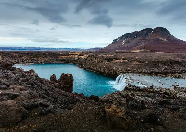 Vacker natur med sjö och kullar — Stockfoto