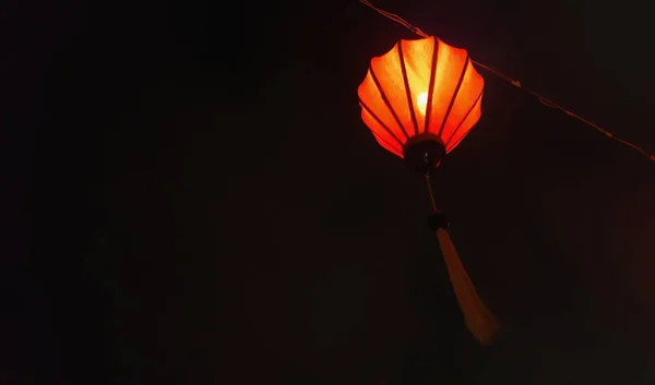 Bassa luce di una lampada orienziale arancione rosso con sfondo scuro notte — Foto Stock