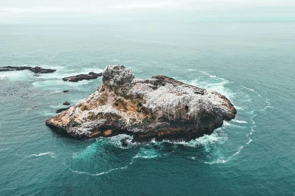 Mavi Güzel Okyanusta Küçük Bir Kayalık Adanın Bir Hava Drone — Stok fotoğraf