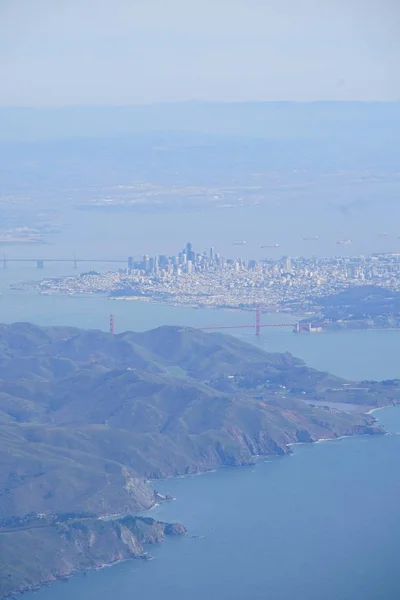 Ariel vertical del San Fransisco con la montaña y la ciudad —  Fotos de Stock