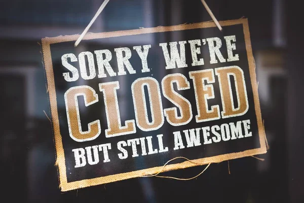 Primer plano de un letrero que dice "Lo siento, estamos cerrados, pero aún así impresionante " — Foto de Stock