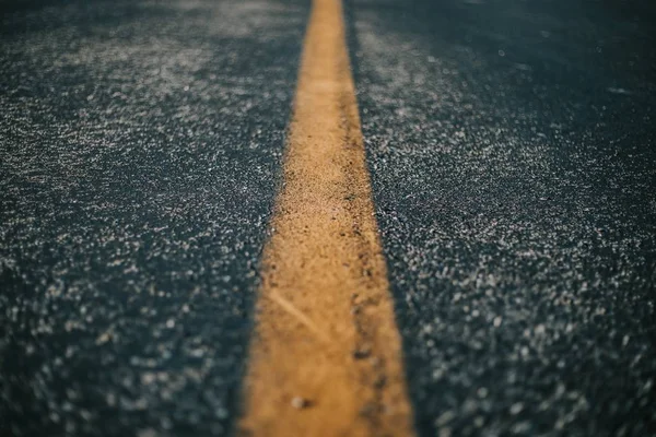 Gros plan d'une ligne jaune sur du ciment gris — Photo