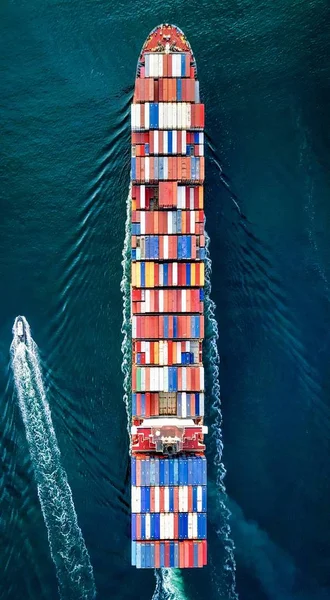 Stropní střela velké kontejnerové lodi na vodě s krásnými texturami — Stock fotografie