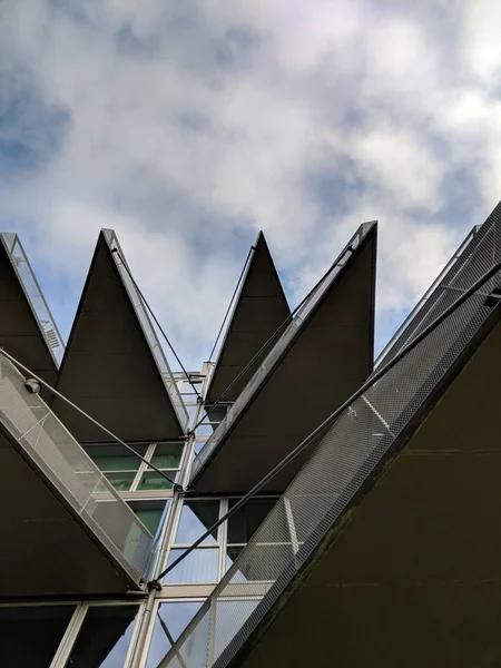 Colpo verticale ad angolo basso di un edificio a grattacielo con balconi triangolari — Foto Stock