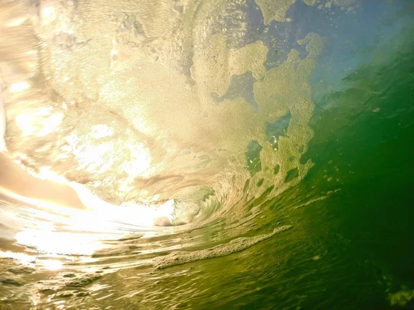 Hermoso primer plano de increíbles olas fuertes del océano en enfoque detallado - fondo de pantalla de surf perfecto — Foto de Stock