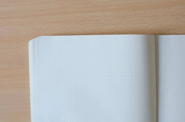 Copybook aperto bianco con molto spazio di testo su uno sfondo di legno — Foto Stock