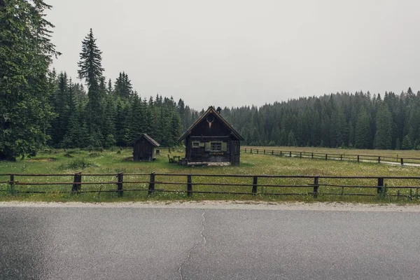 Une petite grange en bois dans un beau champ vert — Photo