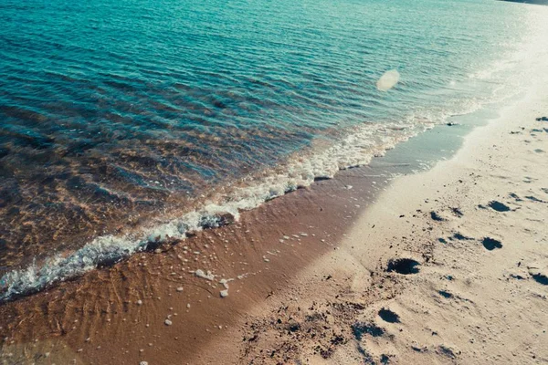 Красиві океанічні хвилі біля піщаного пляжу — стокове фото