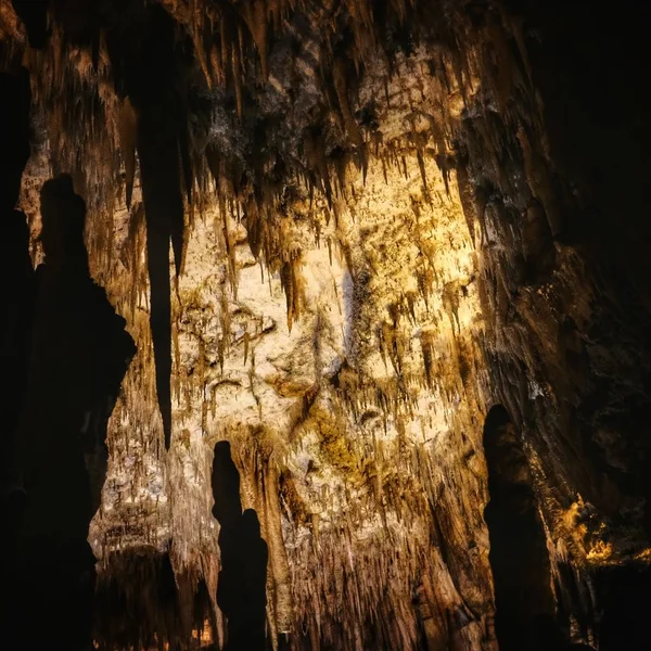 Une grotte effrayante avec des roches naturelles pointues au plafond — Photo