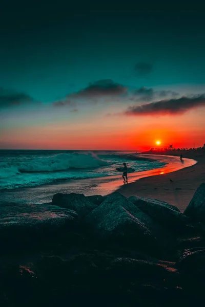 息をのむような曇り空と海の波と砂浜の美しい夕日 — ストック写真