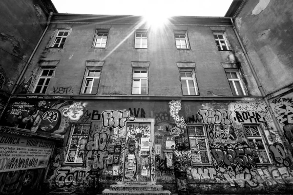 Budynek z graffiti na ścianach w czerni i wite — Zdjęcie stockowe