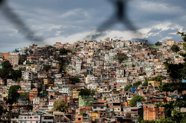 Tiro Aéreo Uma Cerca Borrada Com Construção Perto Outro Mar — Fotografia de Stock