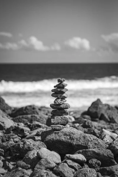 Pilha de rochas empilhadas umas sobre as outras em perfeito equilíbrio na costa rochosa do mar — Fotografia de Stock