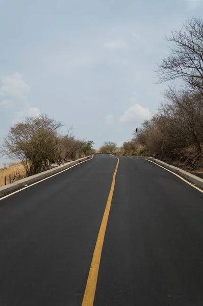 Droga cementowa w pobliżu pustyni — Zdjęcie stockowe