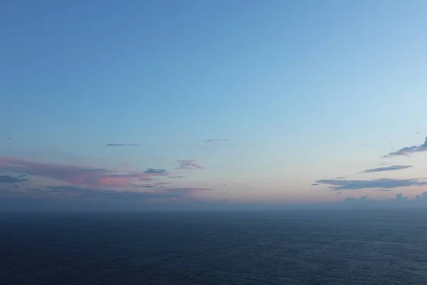 Ampia ripresa del bellissimo oceano con incredibile cielo blu e nuvole durante l'alba — Foto Stock