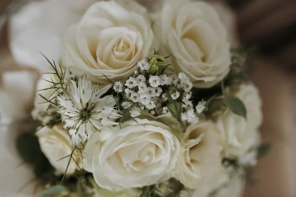 Gros plan d'un bouquet de fleurs de mariage blanc — Photo