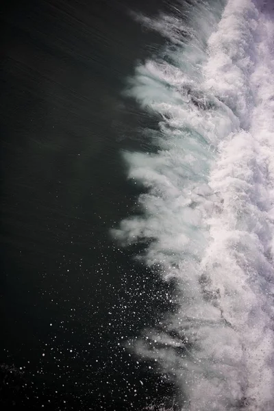 水の波と海の風景の美しいショット — ストック写真