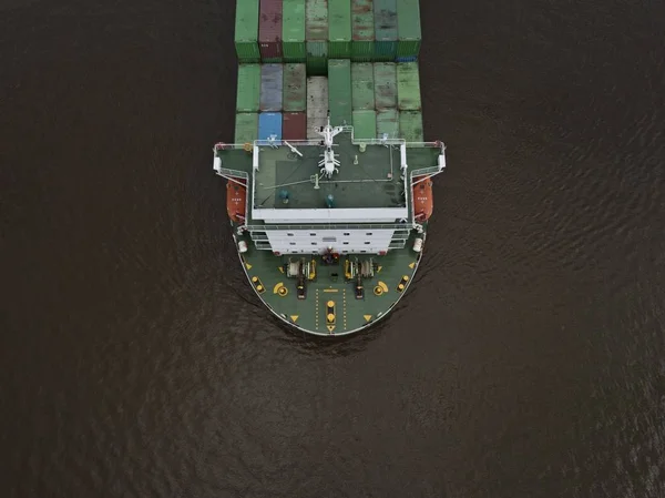 Ein riesiges Export-Containerschiff aus einem hohen Winkel geschossen — Stockfoto