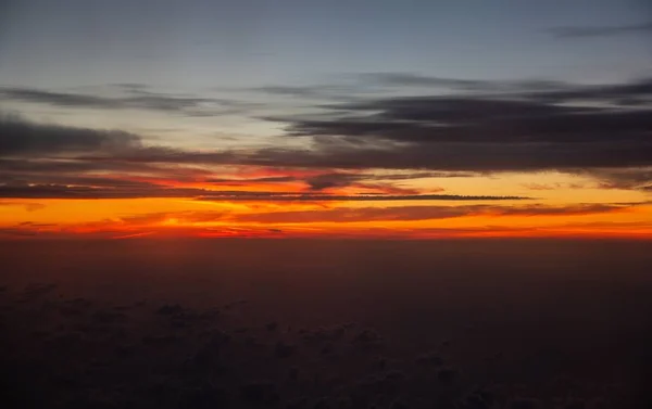Μια Εναέρια Βολή Από Σύννεφα Πάνω Από Θάλασσα Ηλιοβασίλεμα — Φωτογραφία Αρχείου