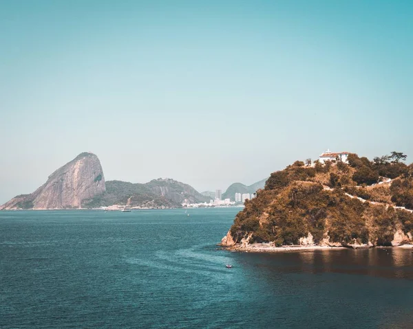 Beautiful Aerial Shot Sea Mansion Green Hill High Rocks Background — Stock Photo, Image