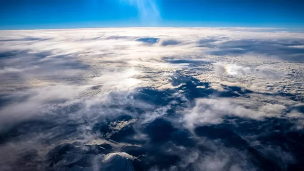 Ein Schöner Blick Auf Die Wolken Und Die Berge Unter — Stockfoto