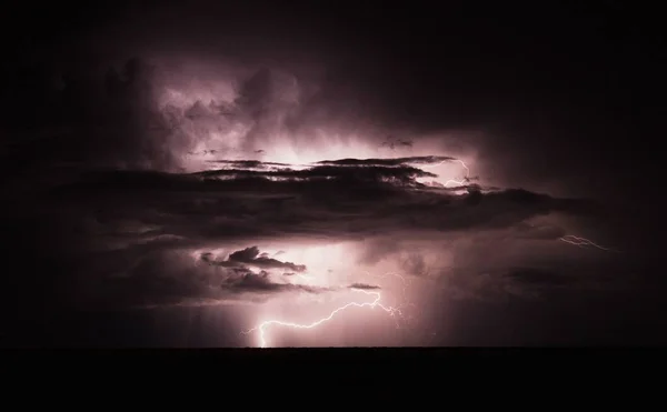 Thunder verlicht de nacht — Stockfoto