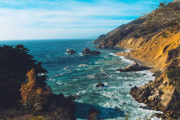 Her iki tarafta kayalık sarp kayalıklar ile güzel okyanus havadan çekim — Stok fotoğraf