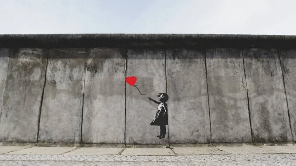 빨간 하트 모양의 풍선을 잡으려는 작은 소녀의 거리 예술 작품 — 스톡 사진