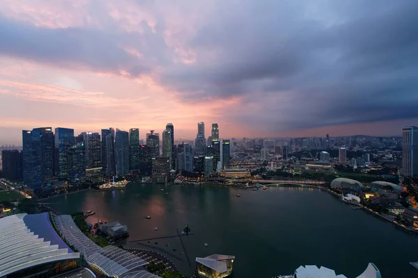 シンガポールの夕暮しの間に街の美しい遠いショット — ストック写真