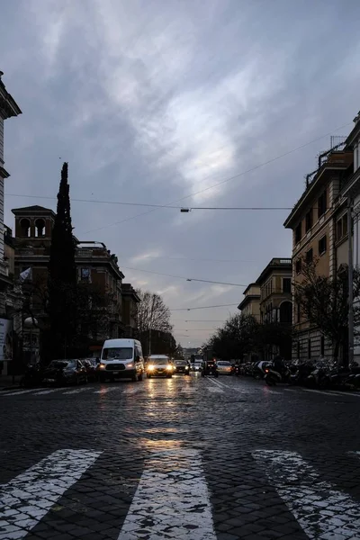 Una strada stretta con traffico la sera — Foto Stock