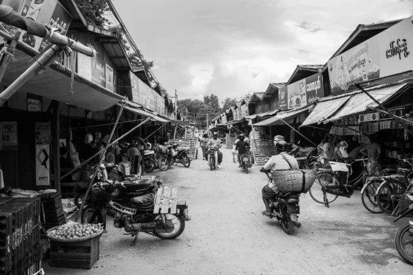 Burmai Nyaung-U piac, a standokon értékesítési különböző tételeket, közel Bagan, Mianmar. — Stock Fotó