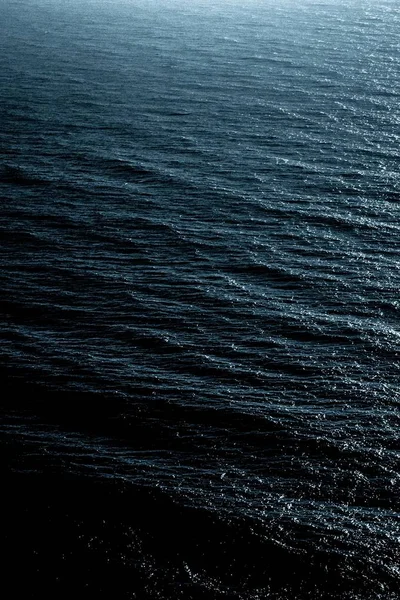 Όμορφο κοντινό πλάνο της εκπληκτής υφής του νερού στον ωκεανό — Φωτογραφία Αρχείου