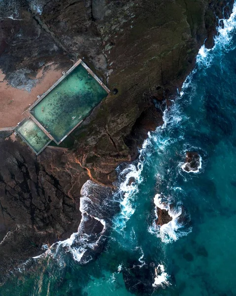 Luchtfoto van de zee en een zwembad aan de kust — Stockfoto