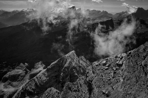 Un sommet de montagne avec de la fumée naturelle — Photo