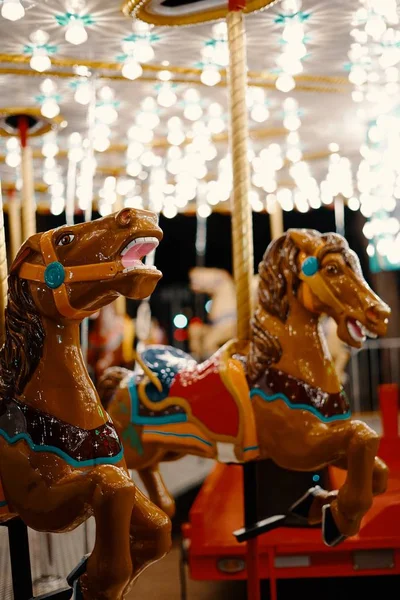 Κοντινά πλάνα από καρουσέλ άλογα σε ένα γάμο πάει γύρω σε ένα καρναβάλι — Φωτογραφία Αρχείου